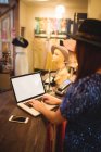Жіночий персонал використовує ноутбук у стійці в магазині — стокове фото