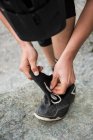 Maschio escursionista allacciatura lacci delle scarpe nella foresta — Foto stock