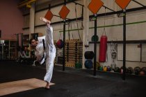 Homem praticando karatê no estúdio de fitness — Fotografia de Stock