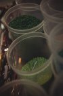 Закри frit скло в пластикові контейнери glassblowing заводу — стокове фото