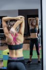 Красива жінка, виконуючи розтяжку вправи в спортзалі — стокове фото