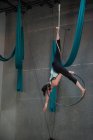 Ginasta realizando ginástica em aro no estúdio de fitness — Fotografia de Stock