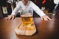Barkeeper steht mit Biergläsern in Bar am Tresen — Stockfoto