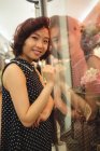 Портрет усміхненої жінки робить покупки вікон — стокове фото