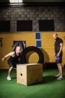 Dois desportistas trabalhando em caixa de madeira no estúdio de fitness — Fotografia de Stock