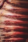 Close-up da caixa torácica de carne bovina no talho — Fotografia de Stock