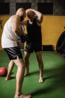 Boxeadores atléticos tailandeses practicando boxeo en el gimnasio - foto de stock