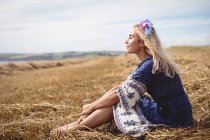 Вид збоку Безтурботний блондинка розслабляється в полі — стокове фото