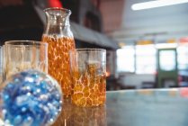 Bicchieri soffiati colorati in mostra presso la fabbrica di soffiaggio del vetro — Foto stock