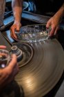 Руки скляних пилососів, що працюють на склі на скляній фабриці — стокове фото