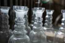 Close-up de objetos de vidro vazios na fábrica de sopro de vidro — Fotografia de Stock
