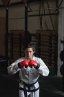 Retrato de boxeador feminino em luvas de boxe vermelho no estúdio de fitness — Fotografia de Stock