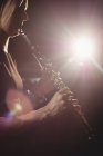 Mulher tocando clarinete na escola de música — Fotografia de Stock