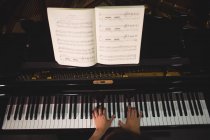 Mains d'une étudiante jouant du piano dans un studio — Photo de stock