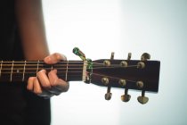 Metà sezione di donna che suona la chitarra nella scuola di musica — Foto stock