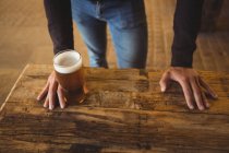 Чоловік зі склянкою пива в барі — стокове фото