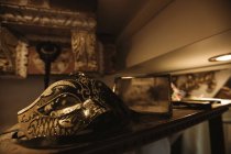 Крупный план маски-маскарада на столе — стоковое фото