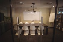 Blick auf modernen Besprechungsraum im Büro — Stockfoto