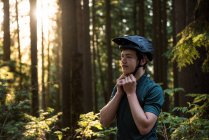 Sportlicher Mann trägt Fahrradhelm im Wald — Stockfoto