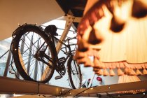 Nahaufnahme eines alten Fahrrads am Schaufenster eines Antiquariats — Stockfoto