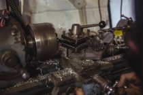 Механічна робота над промисловим токарним верстатом у майстерні — стокове фото