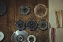 Скляне полірувальне колесо на дерев'яній дошці на скляному заводі — стокове фото