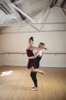 Partenaires de ballet pratiquant ensemble dans un studio moderne — Photo de stock
