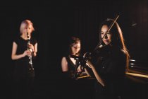 Жінки грають на різних інструментах в музичній школі — стокове фото