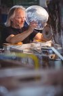 Скляний пилосос, що працює на склі на скляній фабриці — стокове фото