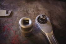 Close-up de ferramentas na oficina mecânica industrial — Fotografia de Stock