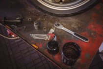 Werkzeuge aus der Nähe in der industriellen mechanischen Werkstatt — Stockfoto