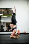 Donna incinta che esegue yoga in palestra — Foto stock