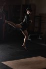 Мужской боксер практикует бокс с боксерской грушей в фитнес-студии — стоковое фото