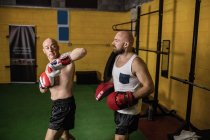 Deux boxeurs thaïlandais se battant dans la salle de gym — Photo de stock