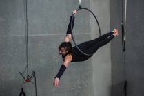 Ginasta feminina realizando ginástica em aro no estúdio de fitness — Fotografia de Stock