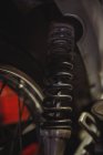 Gros plan de l'amortisseur moto en atelier — Photo de stock