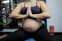 Schwangere macht Yoga im Fitnessstudio — Stockfoto