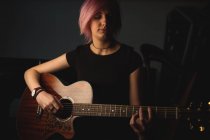 Frau spielt Gitarre in Musikschule — Stockfoto