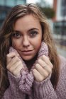 Портрет красивой женщины в свитере в зимний сезон — стоковое фото