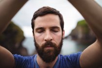 Close-up de homem realizando ioga — Fotografia de Stock