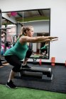 Schwangere macht Dehnübungen im Fitnessstudio — Stockfoto