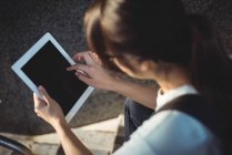 Primo piano della donna che utilizza tablet digitale — Foto stock