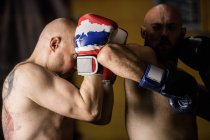 Porträt thailändischer Boxer, die im Fitnessstudio boxen — Stockfoto