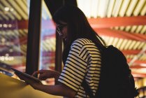 Aufmerksame junge Frau mit digitalem Tablet — Stockfoto