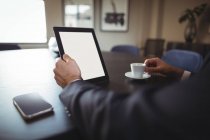 Mano di uomo d'affari utilizzando tablet digitale in ufficio — Foto stock