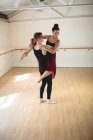 Партнери балету танцюють разом у сучасній студії — стокове фото