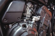 Крупный план части мотоциклетного двигателя в мастерской — стоковое фото
