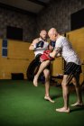 Due pugili tailandesi che praticano la boxe in palestra — Foto stock