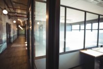 Vista del moderno pasillo de oficinas y espacio de trabajo - foto de stock