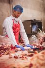 Açougueiro embalando carne vermelha na sala de armazenamento no açougue — Fotografia de Stock